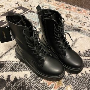 Size 8 black combat boots forever 21